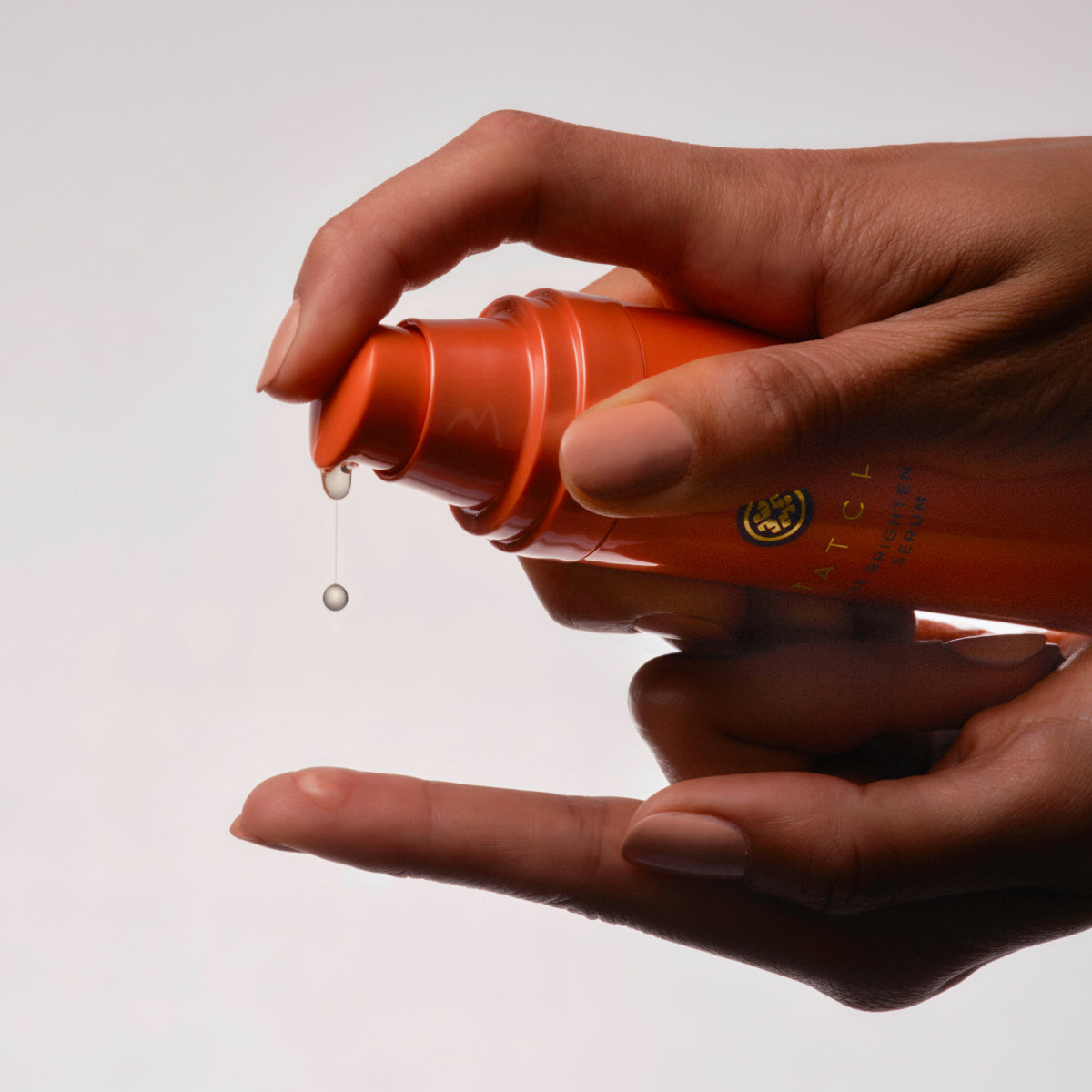 BrighteningSerum-Aug26-Ppage-HandHold.jpg